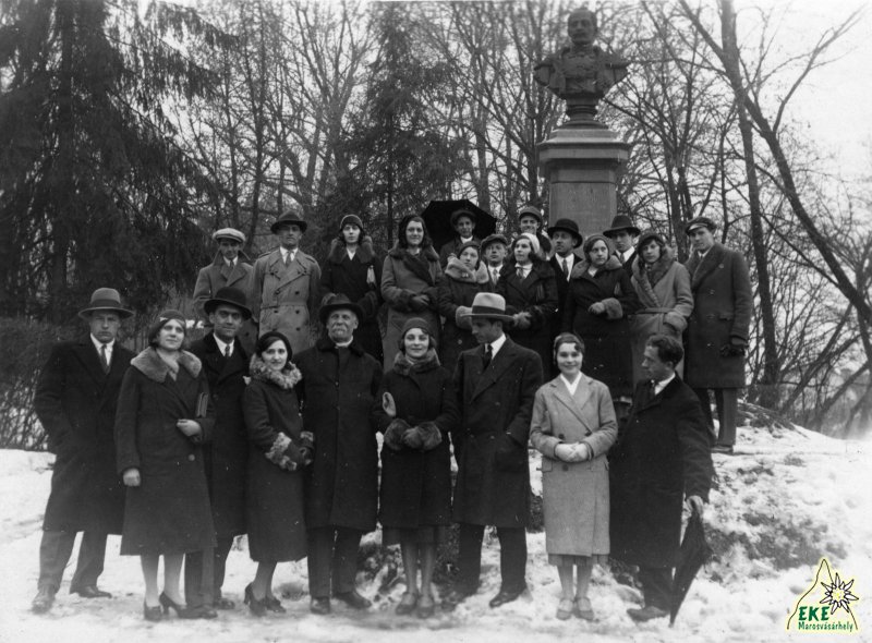 A 2.-ik túrista vezetői tanfolyam hallgatói, 1932. IV. 3-án, Mikó szobor